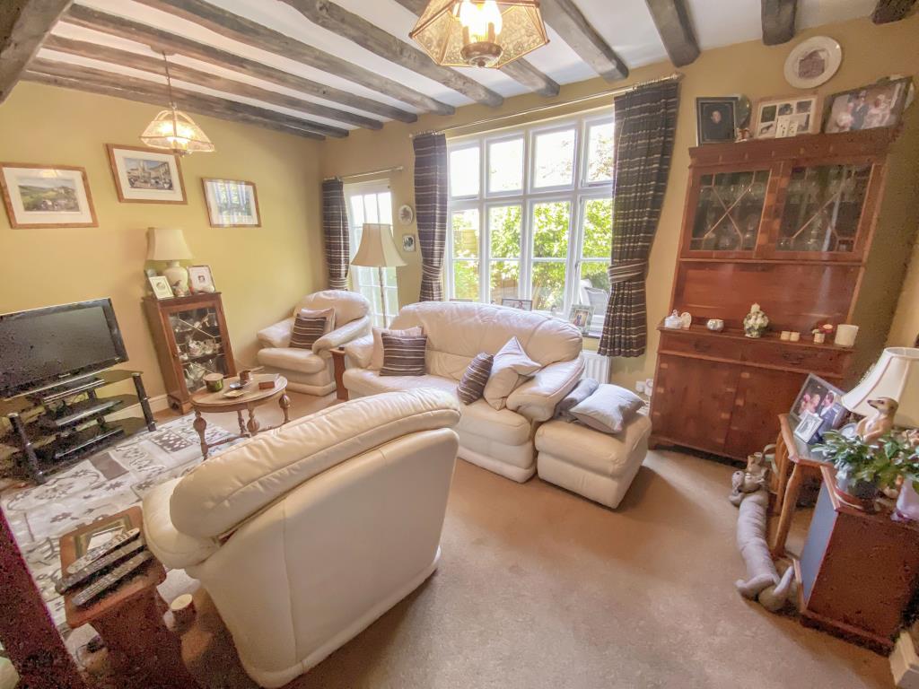 Lot: 129 - THREE-BEDROOM PERIOD PROPERTY IN POPULAR LOCATION - living room